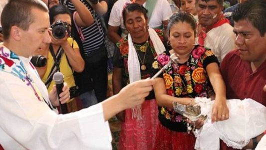 Un alcalde de México se casó con una lagarta vestida de blanco