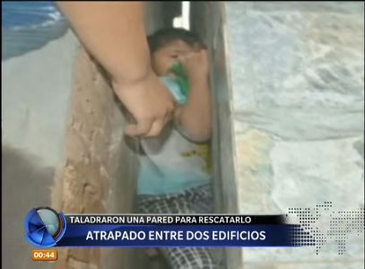 Rescataron a un nene que quedó atrapado entre dos edificios