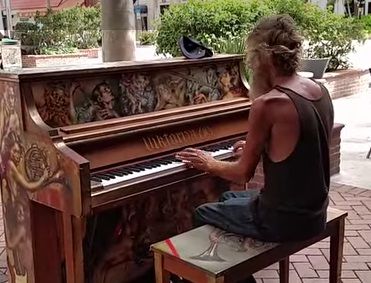 #EsViral : la historia del mendigo que tocó el piano y emocionó a todos