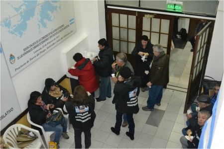 Jubilados de Tierra del Fuego tomaron la legislatura para reclamar el pago de haberes