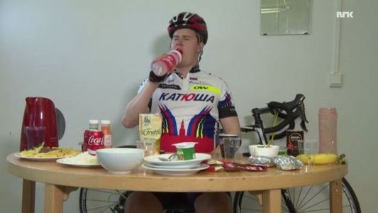 Un periodista noruego ingiere lo que necesita un ciclista a diario en el Tour de Francia