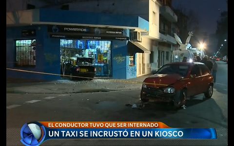 Un taxi se incrustó en un kiosko después de chocar