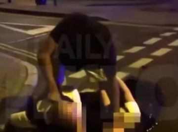 El increíble "Hulk" de YouTube que neutralizó a dos policías en segundos