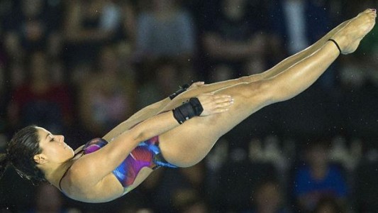 La dolorosa caída de una brasileña, a la que calificaron con un cero y terminó llorando