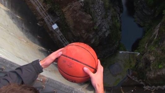 El misterio del "efecto Magnus" en el vuelo de una pelota de básquet