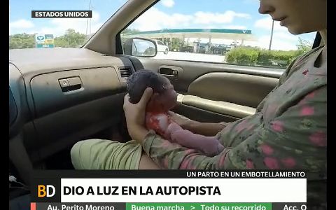 Dio a luz en una autopista a causa de un embotellamiento