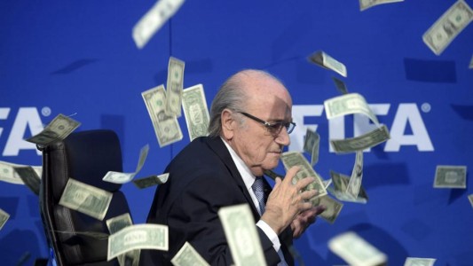 A Joseph Blatter le arrojaron dólares en una conferencia de prensa