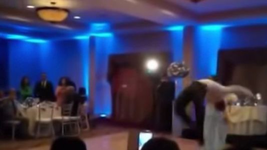 Es viral: un amigo del novio casi mata a una dama de honor con su pirueta
