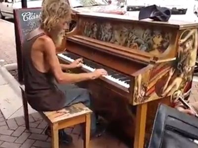 #Es Viral Un indigente sorprende tocando el piano en la calle