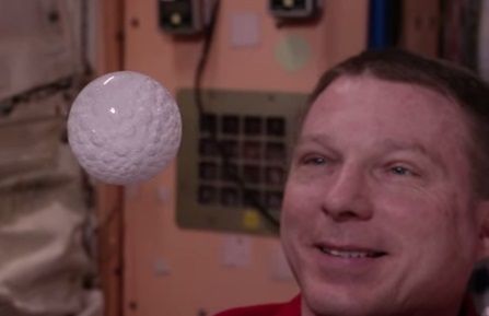 ¿Qué pasa cuando se coloca una pastilla efervescente en una gota en el espacio?