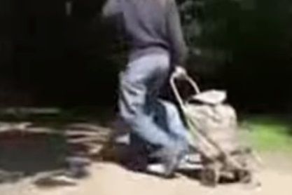 Indignación por el video de una niña paseada con correa y en cuatro patas