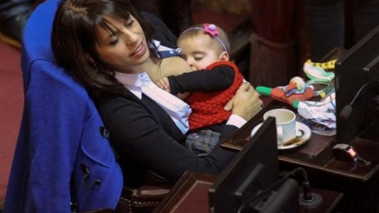 Todo el mundo habla de Victoria Donda amamantando en el Congreso y la toman como ejemplo