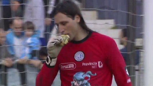A Olave le tiraron una hamburguesa en pleno partido y se la comió
