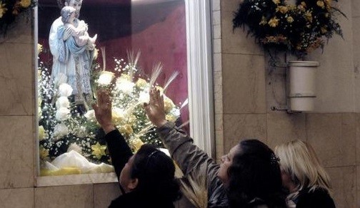 Cientos de fieles ingresan desde la madrugada al santuario de San Cayetano