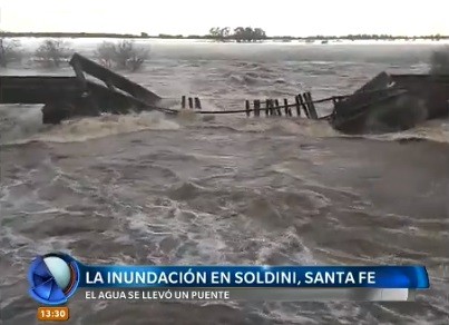 La inundación se llevó un puente en Santa Fe