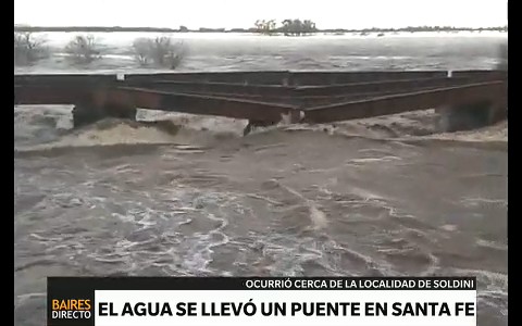 El agua arrastró un puente en Santa Fe
