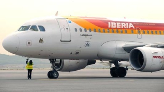 Por "golpes de pájaros", un avión aterrizó de emergencia en Ezeiza