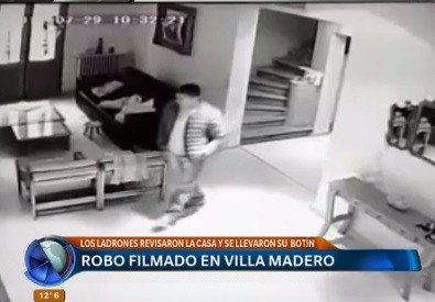 Tres ladrones desvalijan una casa y queda todo registrado en video
