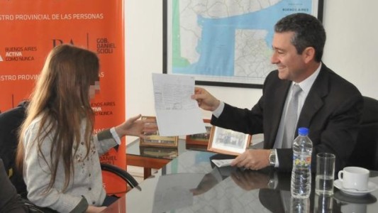 Adolescente se agregó el apellido materno sin autorización del padre