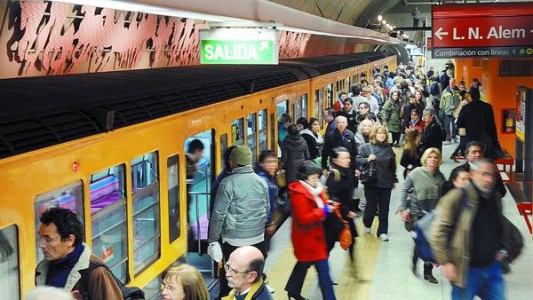 Un hombre fue detenido cuando golpeaba a su pareja en una estación de subte