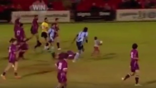 Rugbiers apoyan una travesura infantil