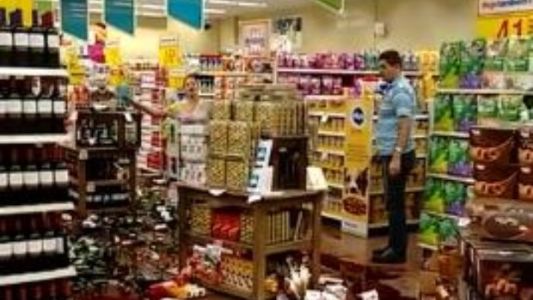 Brasil: una mujer furiosa destruye un supermercado por la inflación