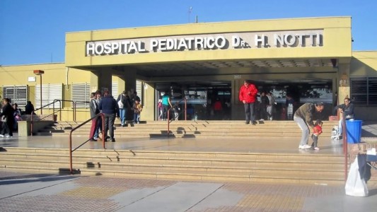 Abandonaron un bebé y lo dejaron debajo de un banco de una plaza de Mendoza