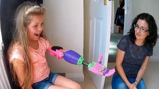 #EsViral La alegría de la nena inglesa que usa su brazo impreso en 3D por primera vez