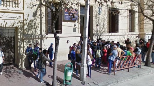 A la salida de la escuela, golpeó a una compañera de su hija