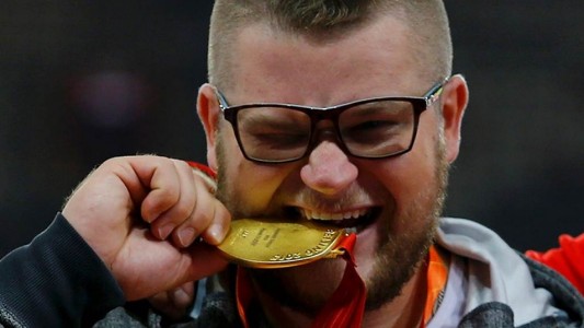 Atleta gana el oro en Beijin, sale a festejar, se emborracha y paga el taxi con la medalla