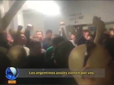 Hinchas del Citi celebran por su equipo de argentinos