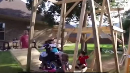 El papá que diseño una hamaca para su hija en silla de ruedas
