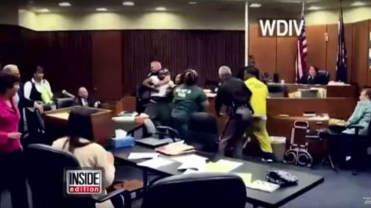 Un padre agarró a trompadas en pleno juicio al asesino de su hija
