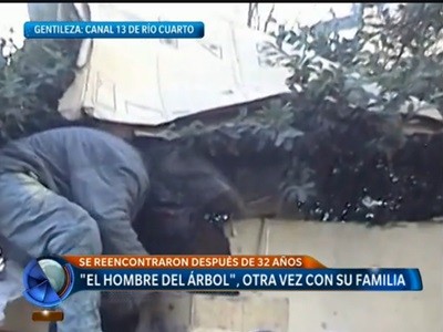"El hombre del árbol" volvió con su familia