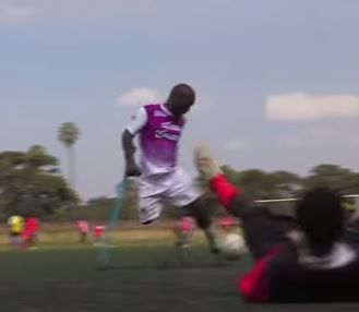 Ejemplo de vida: trabajar y jugar al fútbol con una sola pierna