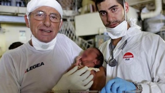 Un bebé de cinco días, rescatado de un barco de inmigrantes