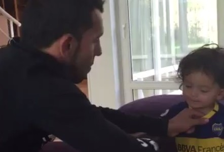 Así reacciona el hijo de Tevez cuando le quieren sacar la camiseta de Boca