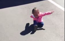 #EsViral La nena que le teme a su propia sombra