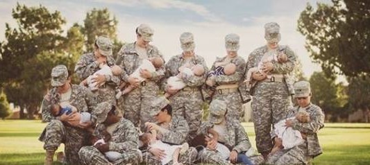 Foto viral: diez soldados de Estados Unidos en uniforme dando de amamantar