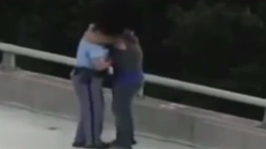 El abrazo de un policía que salvó la vida de un hombre