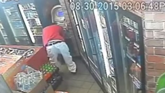 Encontró un cajero automático abierto y se llevó todo el dinero