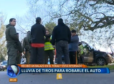 Lluvia de tiros para robarle el auto