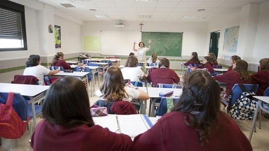 Reducir un día la asistencia a clase mejora el rendimiento académico