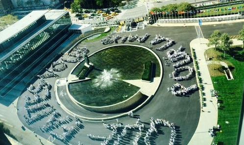 Trabajadores de la ONU protagonizan un "flashmob" por la paz en el mundo