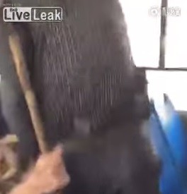 Una mujer se negó a ceder el asiento a un anciano y recibió una golpiza