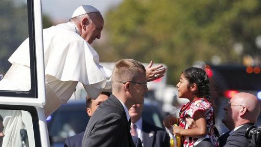 Qué le dio a Francisco la nena que hizo frenar el papamóvil