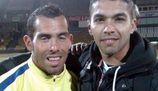 Un joven pasó la noche preso por sacarse una foto con Tevez