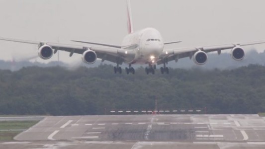 El aterrizaje extremo del avión comercial más grande del mundo
