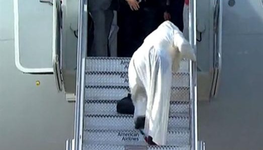 El tropezón del Papa al subir al avión