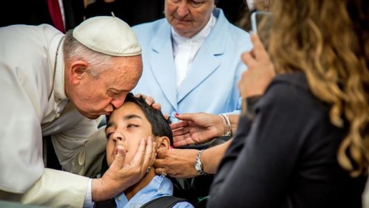 Francisco conmovió con su gesto hacia un nene con parálisis cerebral